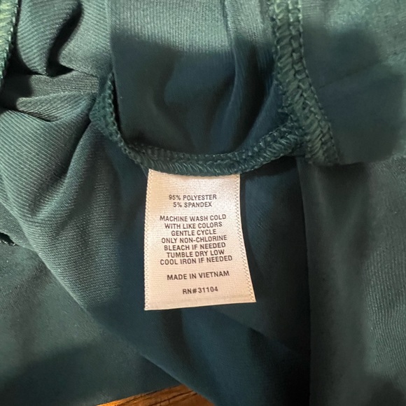 The Limited Hunter Green Woman’s Blouse
Balloon Sleeves V Neckline Chic - Picture 5 of 5